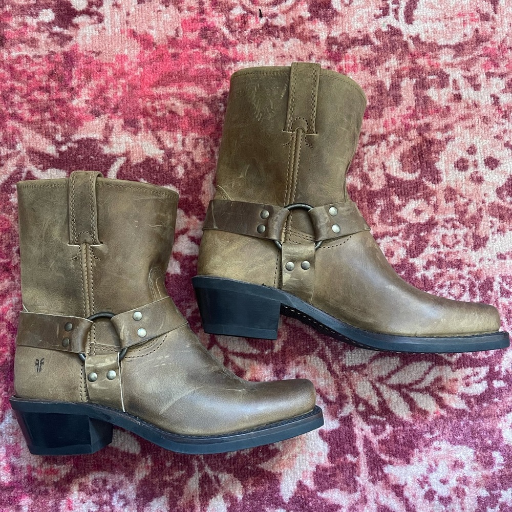 NWT Frye Harness boots